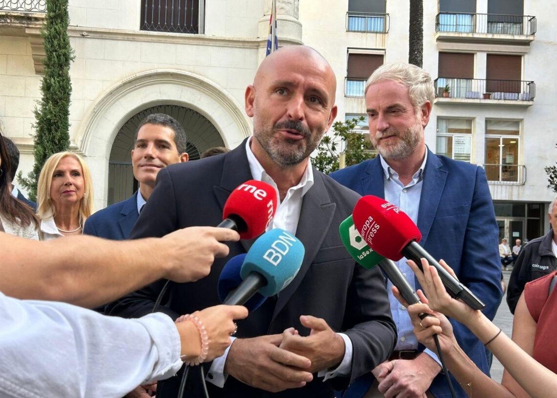 Archivo - El vicesecretario de Educación e Igualdad del PP, Jaime de los Santos, en declaraciones a periodistas en Badalona (Barcelona)EUROPA PRESS - Archivo