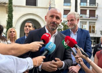 Archivo - El vicesecretario de Educación e Igualdad del PP, Jaime de los Santos, en declaraciones a periodistas en Badalona (Barcelona)EUROPA PRESS - Archivo