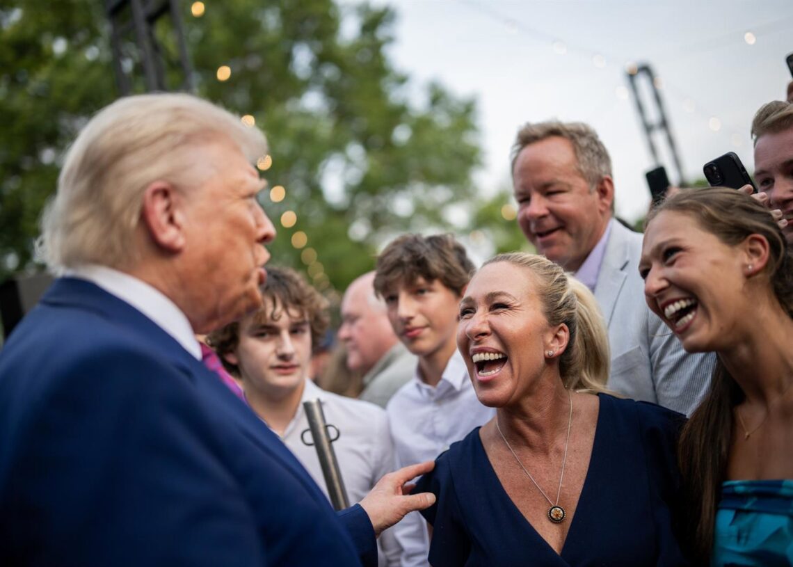 Archivo - Donald Trump y Marjorie Taylor Greene (en el centro de la imagen) Europa Press/Contacto/White House - Archivo