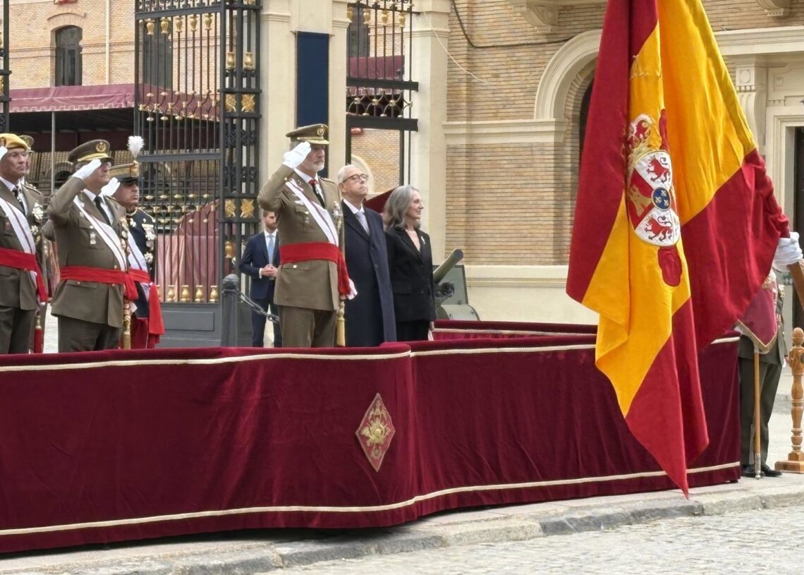 Su Majestad el Rey, Felipe VI, saluda a la bandera nacional tras el acto de rejura de bandera de sus compañeros de la XLV promoción de la Academia General Militar.EUROPA PRESS.