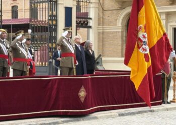 Su Majestad el Rey, Felipe VI, saluda a la bandera nacional tras el acto de rejura de bandera de sus compañeros de la XLV promoción de la Academia General Militar.EUROPA PRESS.
