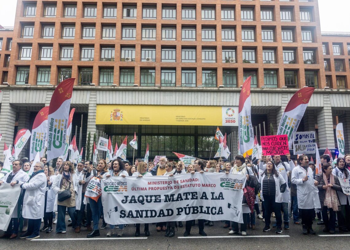 Manifestantes con pancarta con lema 'Jaque mate a la sanidad pública' durante la manifestación ‘Todos unidos por un objetivo común: el estatuto propio’, en el Ministerio de Sanidad, a 15 de noviembre de 2025, en Madrid (España). Ricardo Rubio - Europa Press