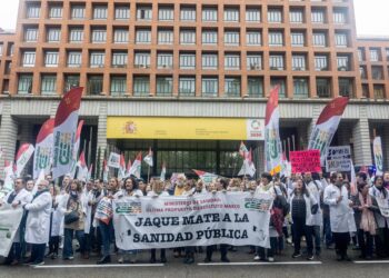 Manifestantes con pancarta con lema 'Jaque mate a la sanidad pública' durante la manifestación ‘Todos unidos por un objetivo común: el estatuto propio’, en el Ministerio de Sanidad, a 15 de noviembre de 2025, en Madrid (España). Ricardo Rubio - Europa Press