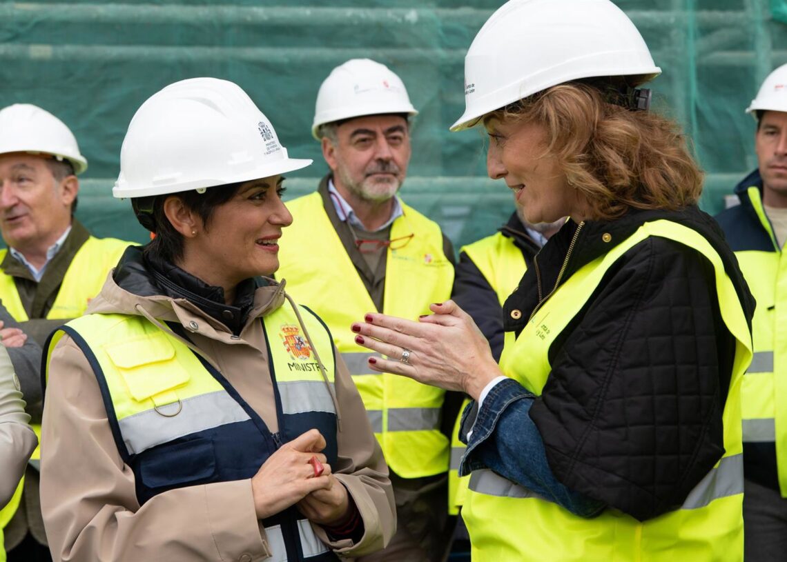 La ministra de Vivienda y Agenda Urbana, Isabel Rodríguez (i), visitan una promoción de 50 viviendas de alquiler asequible, en la calle Hijas de la Caridad, 6, a 15 de noviembre de 2025, en Palencia, Castilla y León (España)Isa Saiz - Europa Press