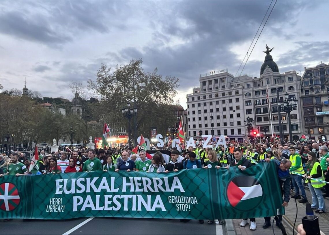 Miles de personas desfilan hasta San Mamés para exigir "el fin del genocido" antes del encuentro Euskadi-PalestinaEUROPA PRESS
