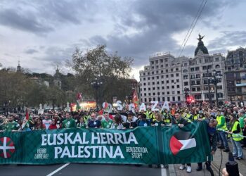 Miles de personas desfilan hasta San Mamés para exigir "el fin del genocido" antes del encuentro Euskadi-PalestinaEUROPA PRESS