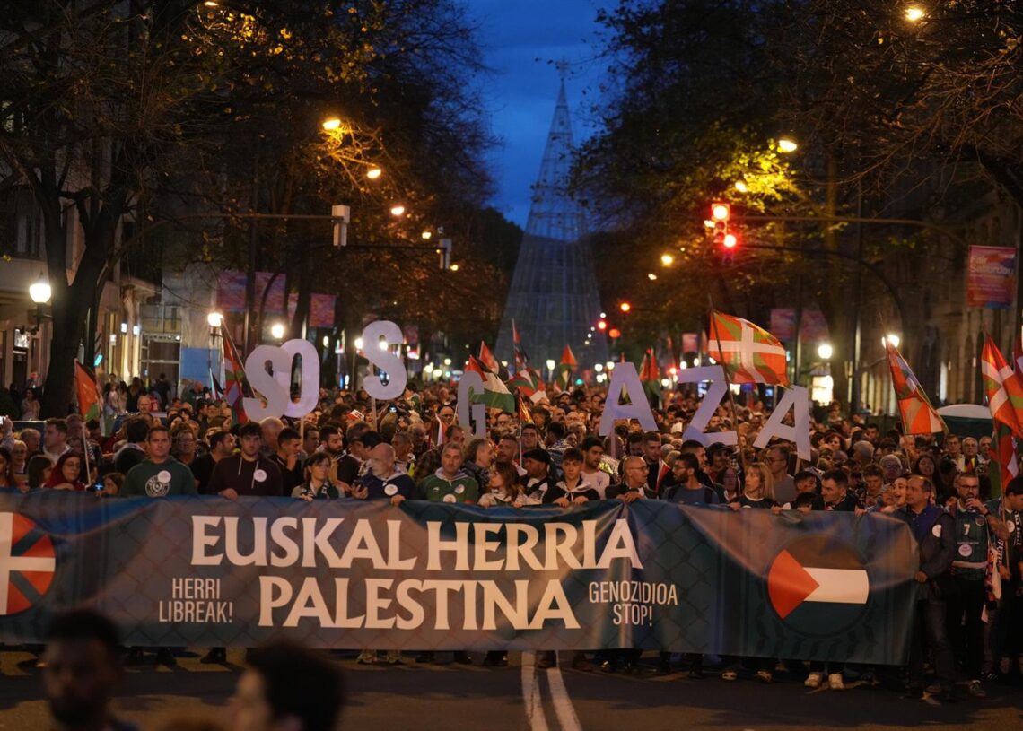 Manifestantes convocados por Palestina Gu ere bai!, Gure Esku y Gernika-Palestina Herri Ekimena para reclamar "el fin del genocidio"H.BILBAO-EUROPA PRESS