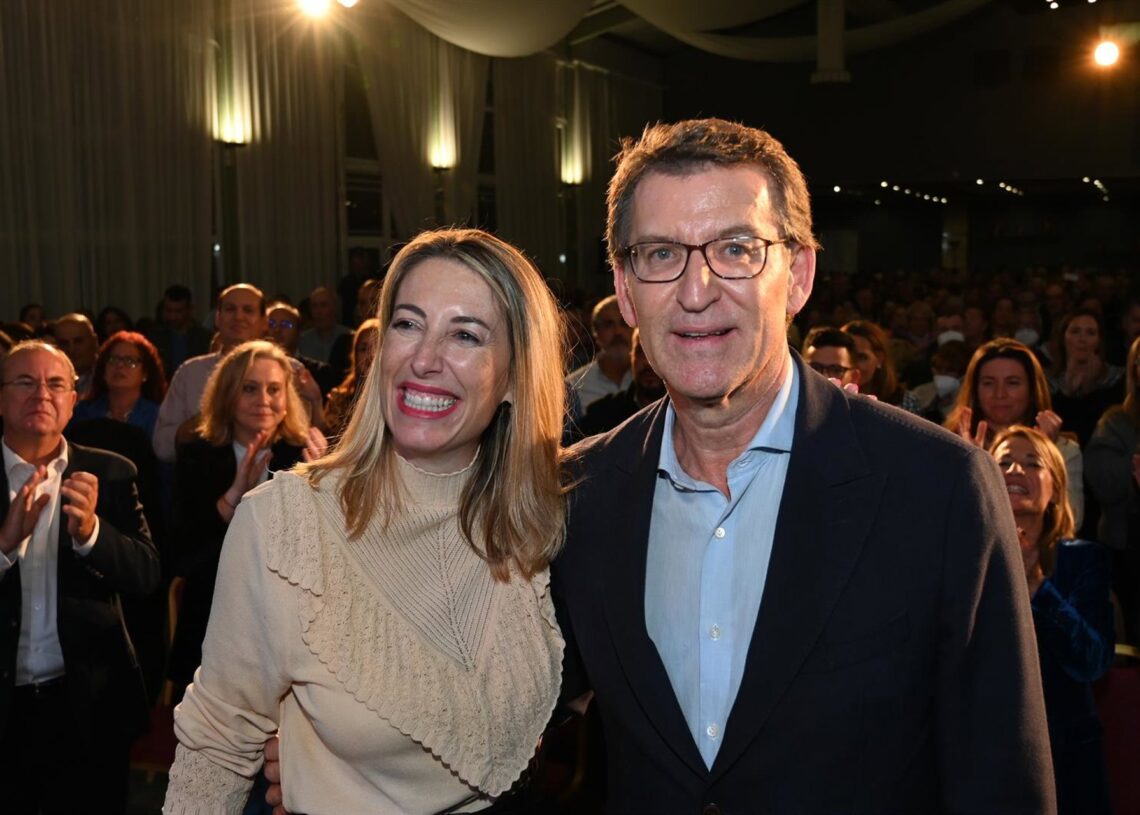 Archivo - El líder del Partido Popular, Alberto Núñez Feijóo, y la presidenta del PP de Extremadura, María Guardiola, participan en un acto público en Badajoz. Imagen de archivoAndrés Rodríguez - Europa Press - Archivo