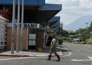 Archivo - Un guerrillero del M23 en el aeropuerto de Goma, la capital de Kivu NorteEuropa Press/Contacto/Alain Uaykani - Archivo