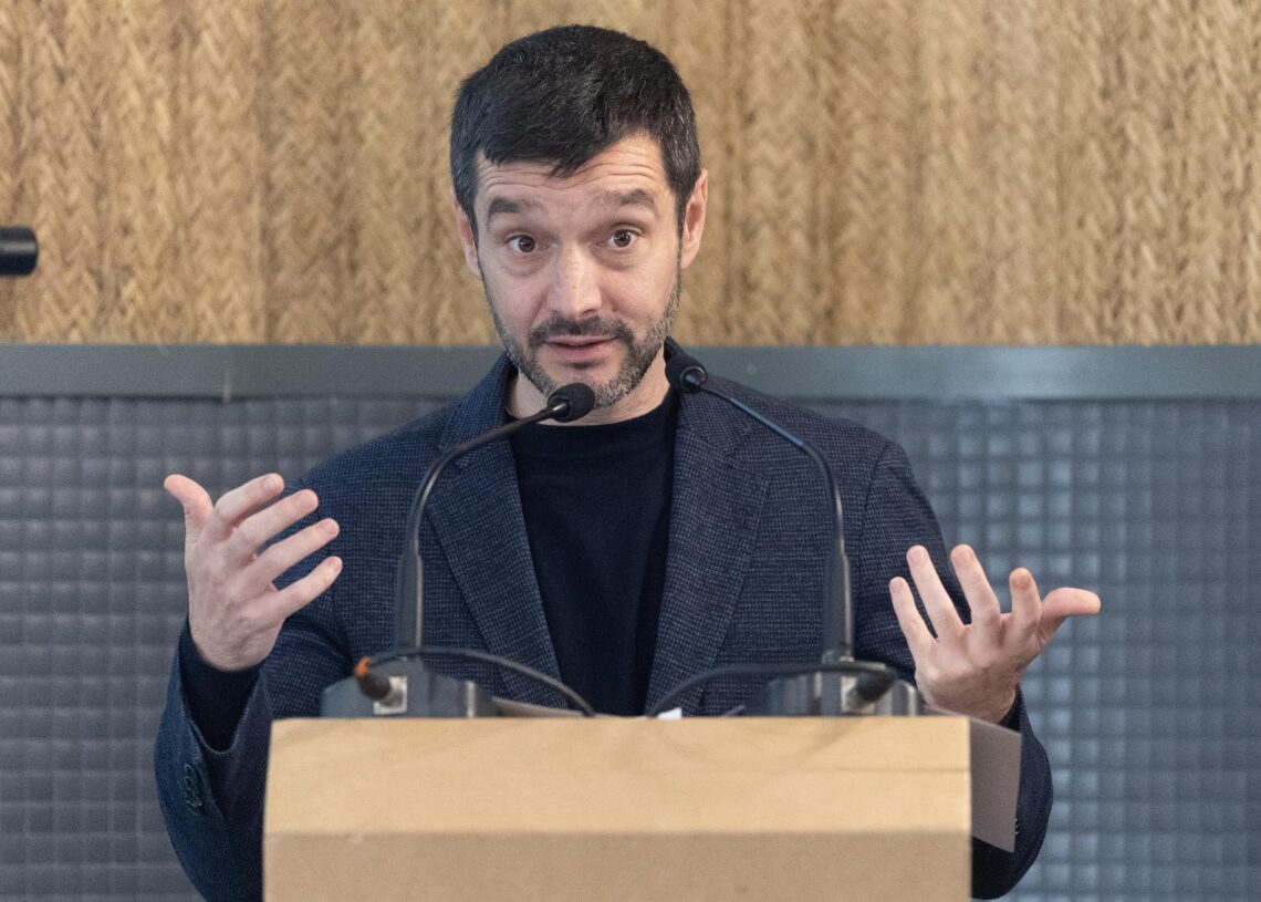 El ministro de Derechos Sociales, Consumo y Agenda 2030, Pablo Bustinduy, durante la apertura del acto '10 años de la estrategia española de autismo', en el Impact Hub Piamonte, a 14 de noviembre de 2025, en Madrid (España). El acto conmemora el décimo anEduardo Parra - Europa Press