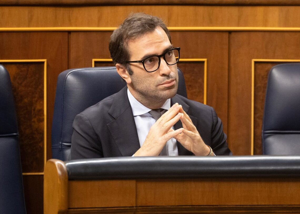Archivo - El ministro de Economía, Comercio y Empresa, Carlos Cuerpo, durante una sesión plenaria, en el Congreso de los Diputados, a 7 de octubre de 2025, en Madrid (España).Ricardo Rubio - Europa Press - Archivo