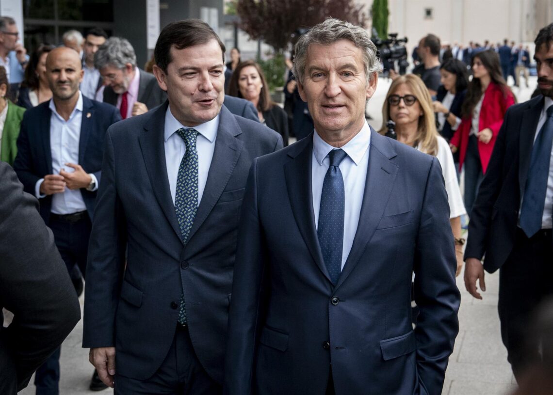 Archivo - El presidente del Partido Popular, Alberto Núñez Feijóo, y el presidente de la Junta de Castilla y León, Alfonso Fernández Mañueco.A. Pérez Meca - Europa Press - Archivo