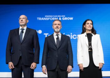 (I-D) El consejero delegado, Emilio Gayo; el presidente de Telefónica, Marc Murtra; y la directora de Finanzas y Control, Laura Abasolo; durante la presentación del nuevo plan estratégico de Telefónica, a 4 de noviembre de 2025, en Madrid (España). TelefóDiego Radamés - Europa Press