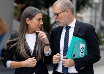 La portavoz de Junts en el Congreso, Miriam Nogueras, y el diputado de Junts Josep Maria Cruset a su llegada a una rueda de prensa para valorar la legislatura, en el Congreso de los Diputados, a 6 de noviembre de 2025, en Madrid (España). Nogueras ha formEduardo Parra - Europa Press