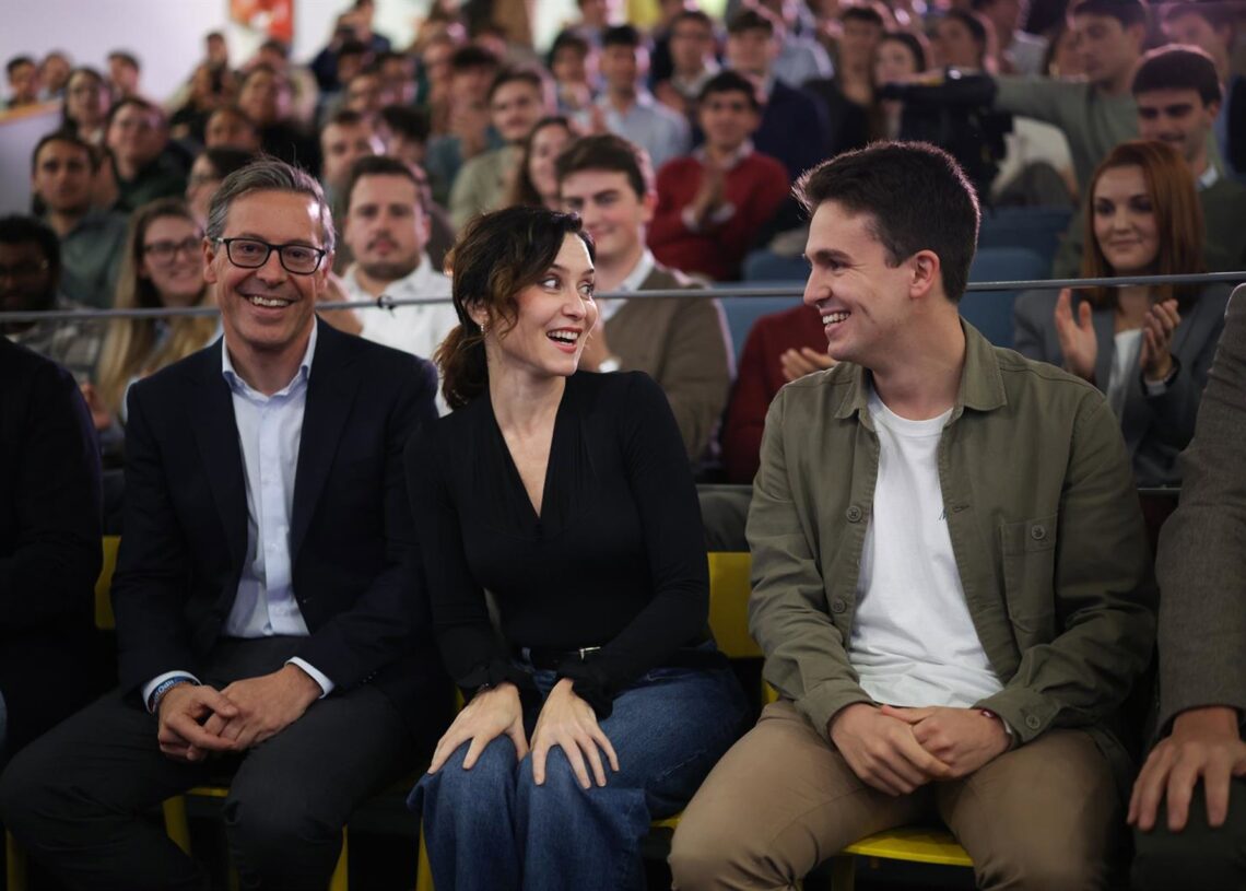 El senador del PP, Alfonso Serrano (i), y la presidenta de la Comunidad de Madrid, Isabel Díaz Ayuso (c), participan en la I convención ideológica de NNGG de Madrid, en Las Rozas, a 15 de noviembre de 2025, en Las Rozas, Madrid (España). Nuevas GeneracionAlejandro Martínez Vélez - Europa Press