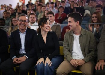 El senador del PP, Alfonso Serrano (i), y la presidenta de la Comunidad de Madrid, Isabel Díaz Ayuso (c), participan en la I convención ideológica de NNGG de Madrid, en Las Rozas, a 15 de noviembre de 2025, en Las Rozas, Madrid (España). Nuevas GeneracionAlejandro Martínez Vélez - Europa Press