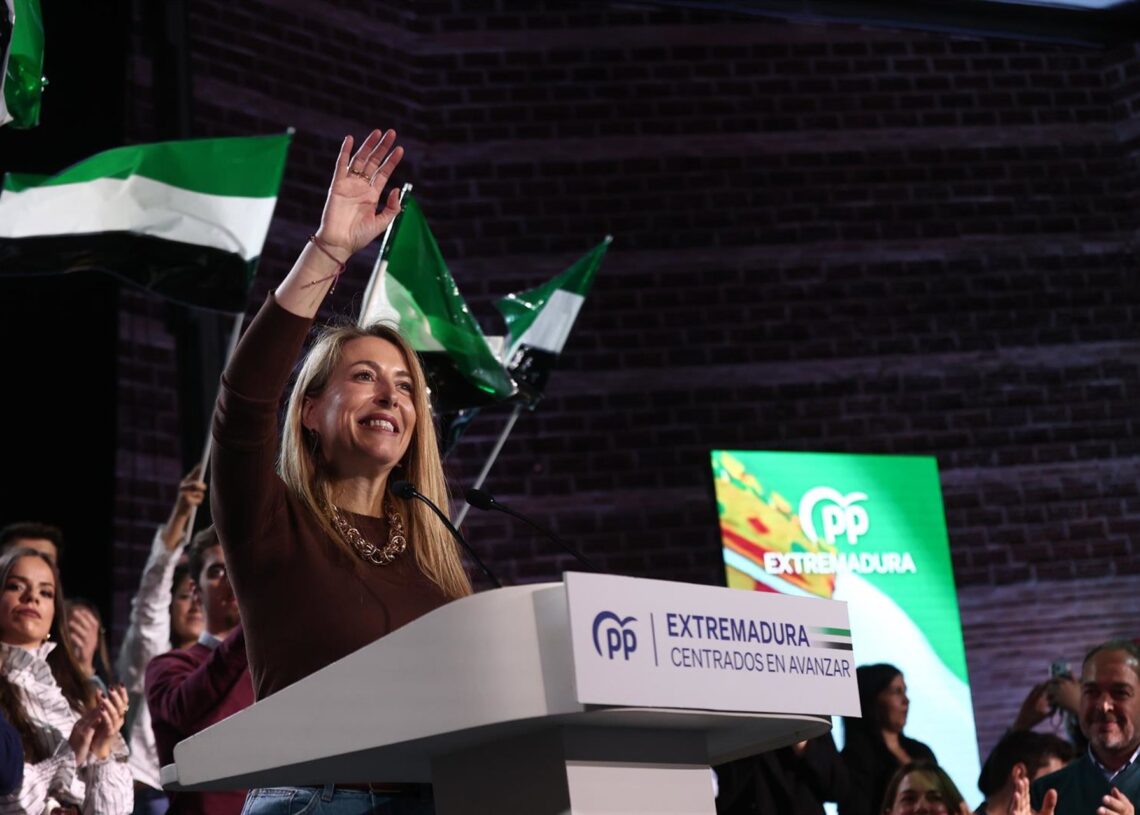 La presidenta del PP de Extremadura y del Ejecutivo regional extremeño, María Guardiola, en un acto público enmarcado en la precampaña de las elecciones del 21D, en Lobón (Badajoz)JORGE ARMESTAR/EUROPA PRESS