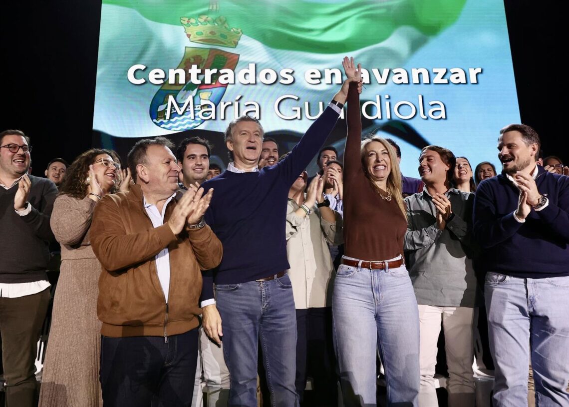 El presidente del PP, Alberto Núñez Feijóo, y la presidenta del PP de Extremadura, María Guardiola, participan en un acto público en LobónJorge Armestar - Europa Press