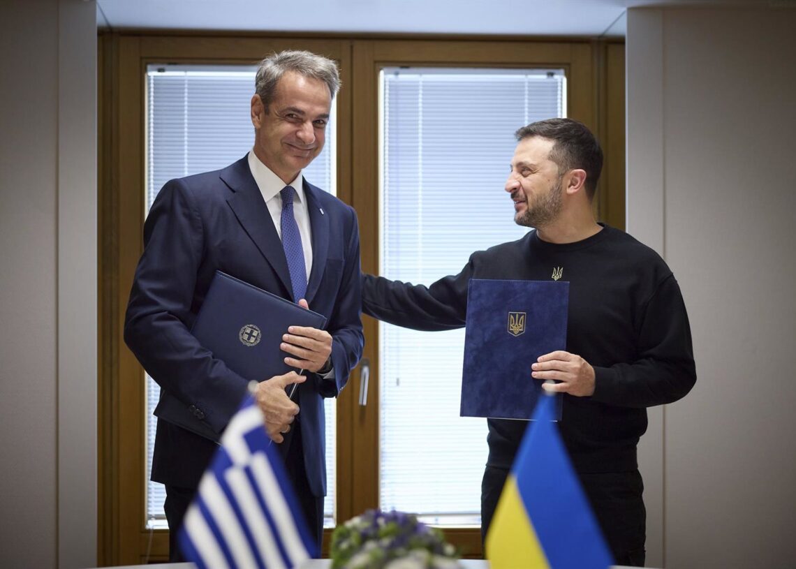 Archivo - Imagen de archivo del primer ministro de Grecia, Kyriakos Mitsotakis, y el presidente de Ucrania, Volodimir Zelenski, durante una firma de un acuerdo de Defensa en 2024 Europa Press/Contacto/Ukraine Presidency/Ukrainian