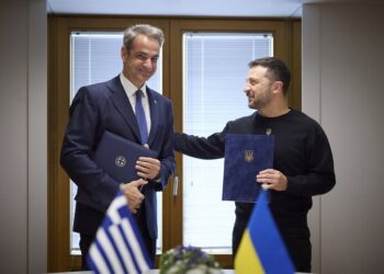 Archivo - Imagen de archivo del primer ministro de Grecia, Kyriakos Mitsotakis, y el presidente de Ucrania, Volodimir Zelenski, durante una firma de un acuerdo de Defensa en 2024 Europa Press/Contacto/Ukraine Presidency/Ukrainian