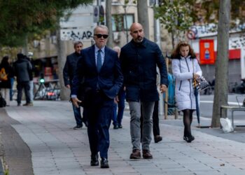 El abogado de Begoña Gómez, Antonio Camacho (i), a su salida de los juzgados de Plaza de Castilla, a 16 de noviembre de 2025, en Madrid (España).Ricardo Rubio - Europa Press