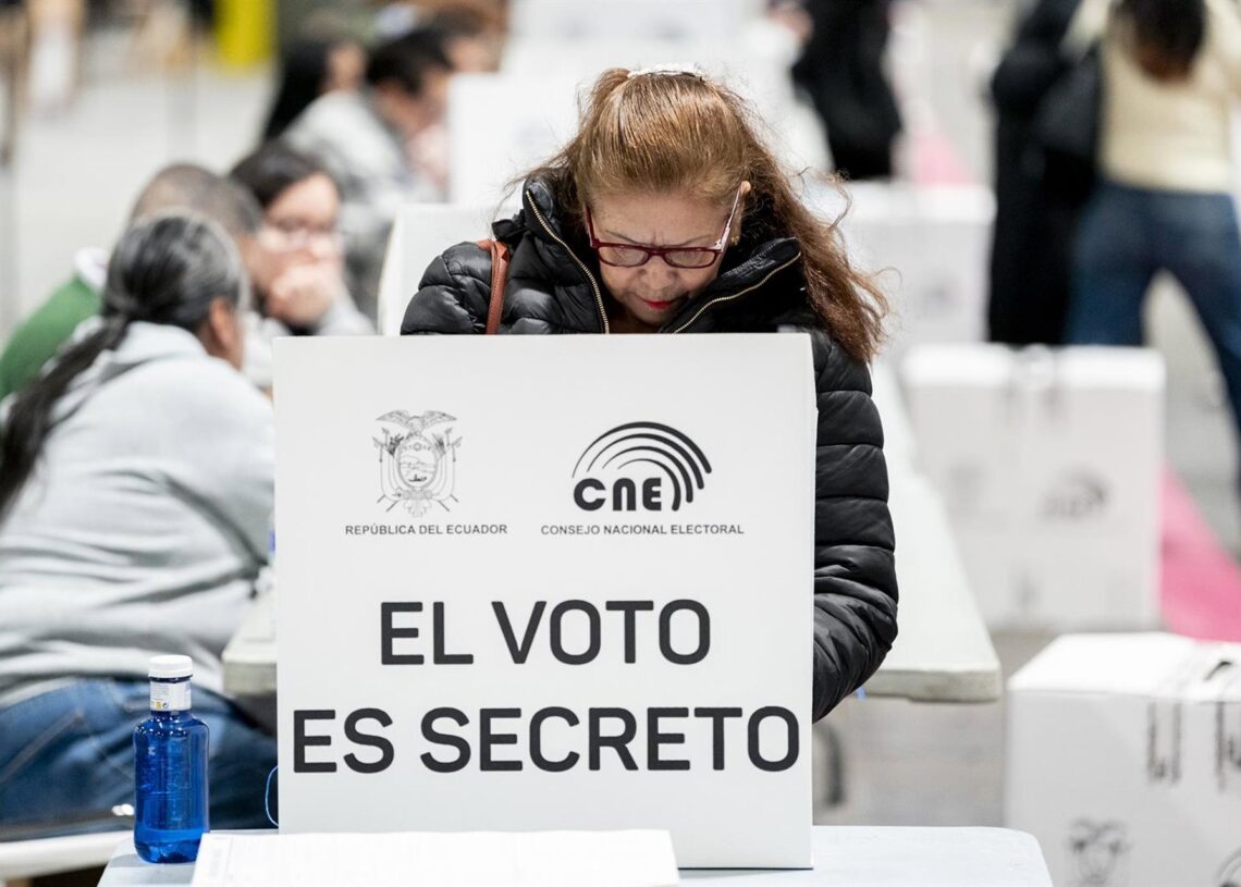Ciudadanos ecuatorianos residentes en España votan en referéndum, en IFEMA, a 16 de noviembre de 2025, en Madrid (España).A. Pérez Meca - Europa Press