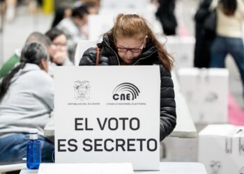 Ciudadanos ecuatorianos residentes en España votan en referéndum, en IFEMA, a 16 de noviembre de 2025, en Madrid (España).A. Pérez Meca - Europa Press