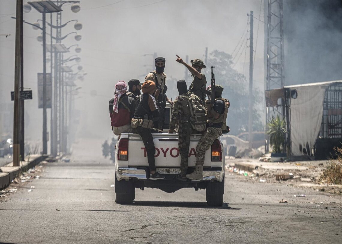 Archivo - Combatientes beduinos a bordo de un vehículo en la ciudad de Sueida, en medio de enfrentamientos entre combatientes tribales y facciones drusas locales en el sur de SiriaMoawia Atrash/dpa - Archivo