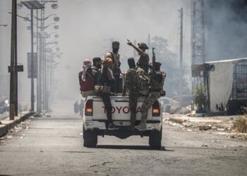 Archivo - Combatientes beduinos a bordo de un vehículo en la ciudad de Sueida, en medio de enfrentamientos entre combatientes tribales y facciones drusas locales en el sur de SiriaMoawia Atrash/dpa - Archivo