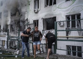 Archivo - Grupo de persona frente a un edificio residencial en Járkov atacado por el Ejército rusoEuropa Press/Contacto/Nicolas Cleuet - Archivo