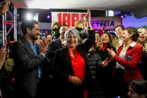 Elecciones en Chile: Jeannette Jara, ganadora de la primera vuelta, empieza a buscar alianzas de cara a la carrera electoral de diciembre