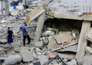 Archivo - Varias personas limpian los escombros de un edificio destruido por los bombardeos aéreos israelíes el día anterior en la ciudad sureña de Tair Deba, LíbanoEuropa Press/Contacto/Ali Hashisho
