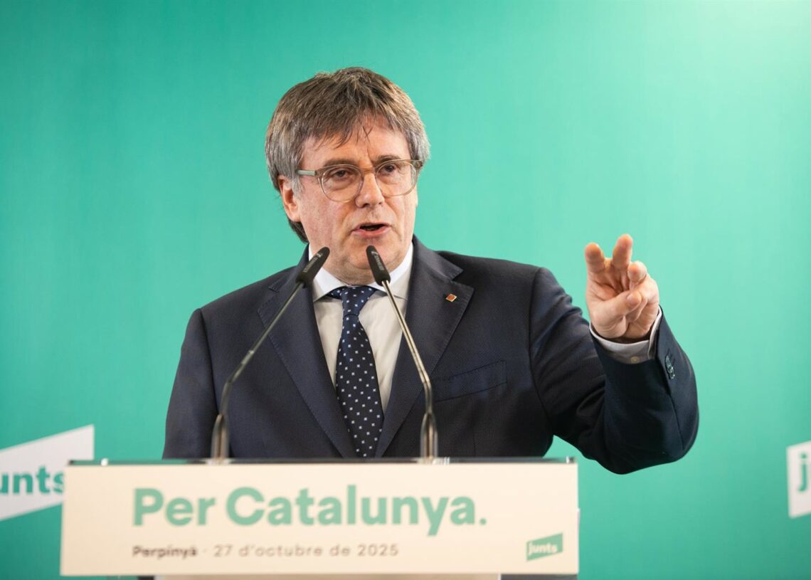 El presidente de Junts, Carles Puigdemont, durante una rueda de prensa, en el espacio Les 5 Éléments, a 27 de octubre de 2025, en Perpignan (Francia). La ejecutiva de Junts, con Puigdemont al frente, ha acordado por unanimidad romper con el PSOE. La decisGlòria Sánchez - Europa Press