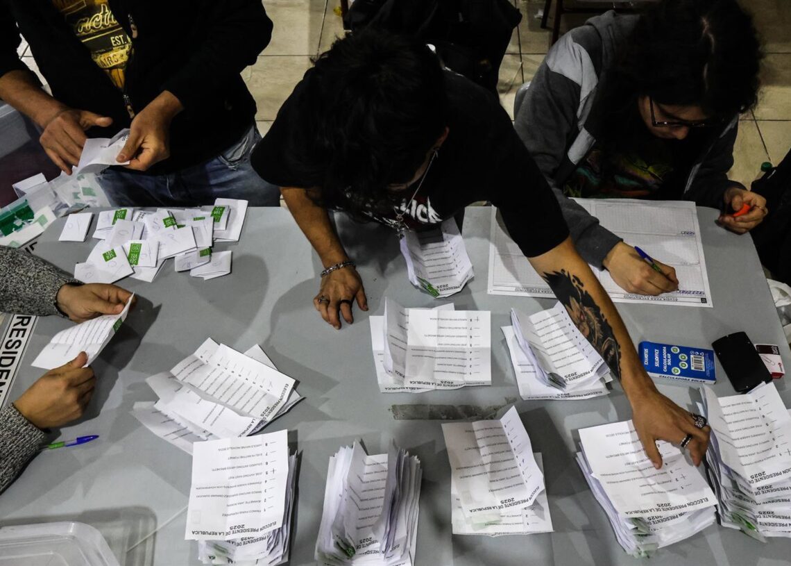 Funcionarios electorales inician en una mesa de Valparaíso el contaje de votos tras las elecciones presidenciales de 2025 en ChileEuropa Press/Contacto/Cristobal Basaure Araya
