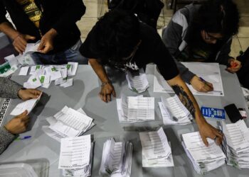 Funcionarios electorales inician en una mesa de Valparaíso el contaje de votos tras las elecciones presidenciales de 2025 en ChileEuropa Press/Contacto/Cristobal Basaure Araya