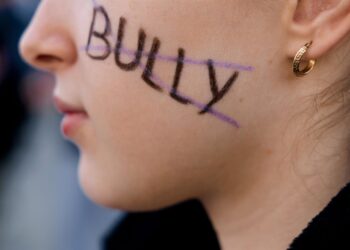 Una persona con la cara pintada, durante una manifestación contra el bullying en la Puerta del Sol, a 28 de octubre de 2025, en Madrid (España). Carlos Luján - Europa Press