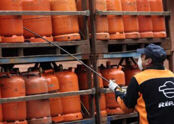 Archivo - Un butanero coge una bombona de butano en plena crisis del coronavirus donde muy pocos trabajos siguen en activo ya el Gobierno recomendó el teletrabajo para todos aquellos que les fuera posible, en Madrid (España), a 18 de marzo de 2020.Eduardo Parra - Europa Press - Archivo