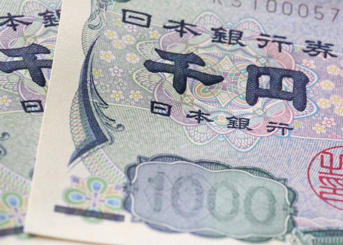 Archivo - FILED - 19 February 2016, Hamburg: A view of bank notes of the Japanese currency Yen lying on a table. Japan's central bank is issuing a new banknote series for the first time in 20 years. Photo: picture alliance / dpapicture alliance / dpa - Archivo