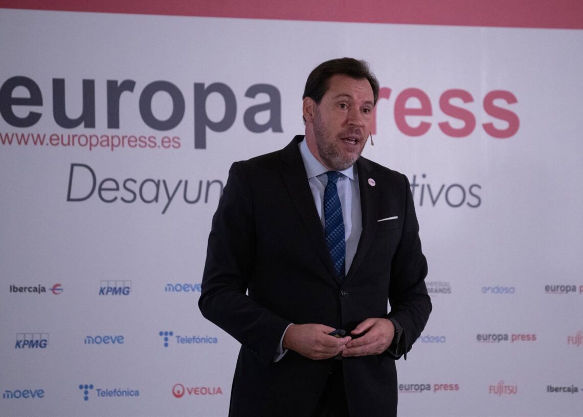 El ministro de Transportes y Movilidad Sostenible, Óscar Puente, durante un desayuno informativo de Europa Press, en el Hyatt Regency Hesperia Madrid, a 17 de noviembre de 2025, en Madrid (España).Fernando Sánchez - Europa Press