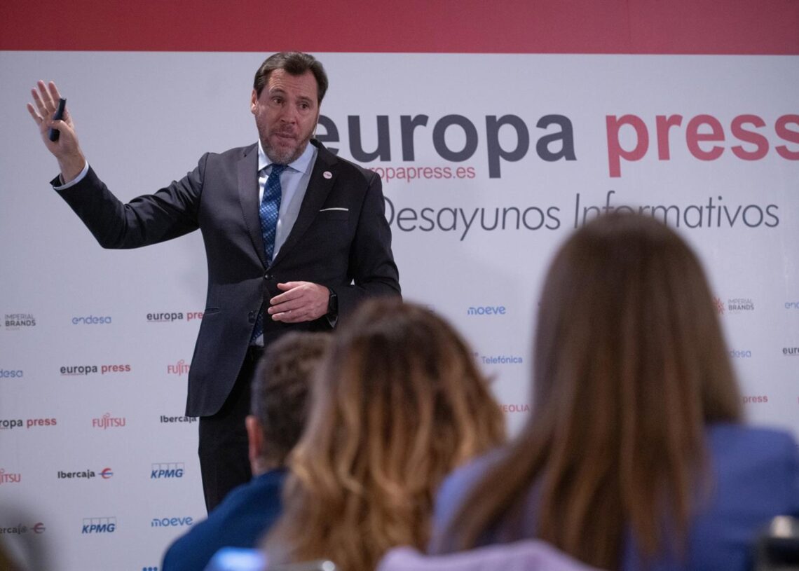 El ministro de Transportes y Movilidad Sostenible, Óscar Puente, durante un desayuno informativo de Europa Press, en el Hyatt Regency Hesperia Madrid, a 17 de noviembre de 2025, en Madrid (España).Fernando Sánchez - Europa Press