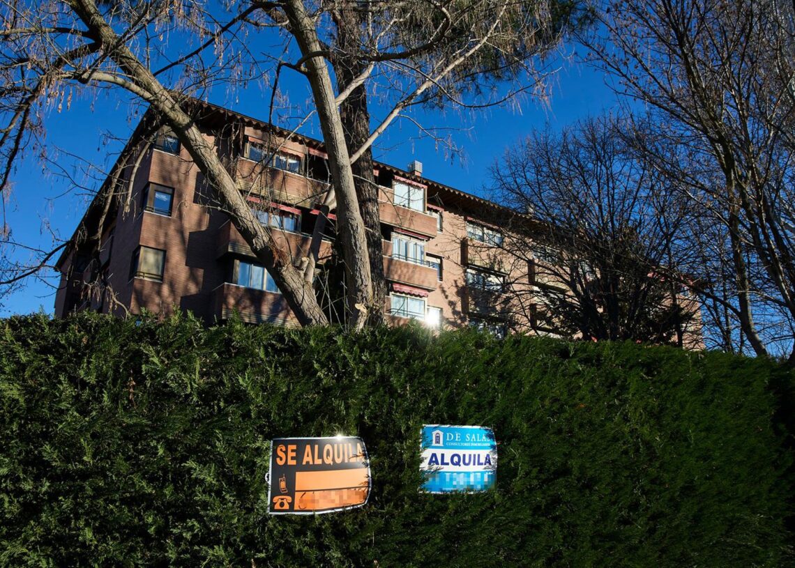 Archivo - Carteles de alquileres de viviendas en Madrid.Jesús Hellín - Europa Press - Archivo