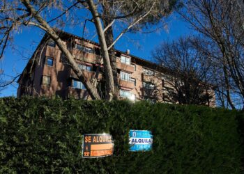 Archivo - Carteles de alquileres de viviendas en Madrid.Jesús Hellín - Europa Press - Archivo