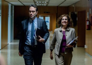 Archivo - La vicepresidenta primera y ministra de Hacienda, María Jesús Montero, y el ministro de Economía, Comercio y Empresa, Carlos Cuerpo. Ricardo Rubio - Europa Press - Archivo