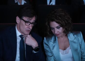 Archivo -El president de la Generalitat, Salvador Illa, y la vicepresidenta primera del Gobierno y ministra de Hacienda, María Jesús Montero, durante la segunda edición del foro 'World in Progress', 20 de octubre de 2025, en Barcelona, Catalunya (España).David Zorrakino - Europa Press