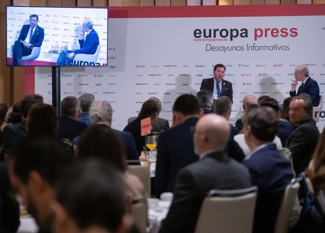 El ministro de Transportes y Movilidad Sostenible, Óscar Puente, y el director de Europa Press, Javier García Vila, durante un desayuno informativo de Europa Press, en el Hyatt Regency Hesperia Madrid, a 17 de noviembre de 2025, en Madrid (España).Fernando Sánchez - Europa Press