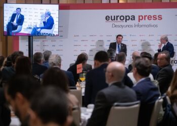 El ministro de Transportes y Movilidad Sostenible, Óscar Puente, y el director de Europa Press, Javier García Vila, durante un desayuno informativo de Europa Press, en el Hyatt Regency Hesperia Madrid, a 17 de noviembre de 2025, en Madrid (España).Fernando Sánchez - Europa Press