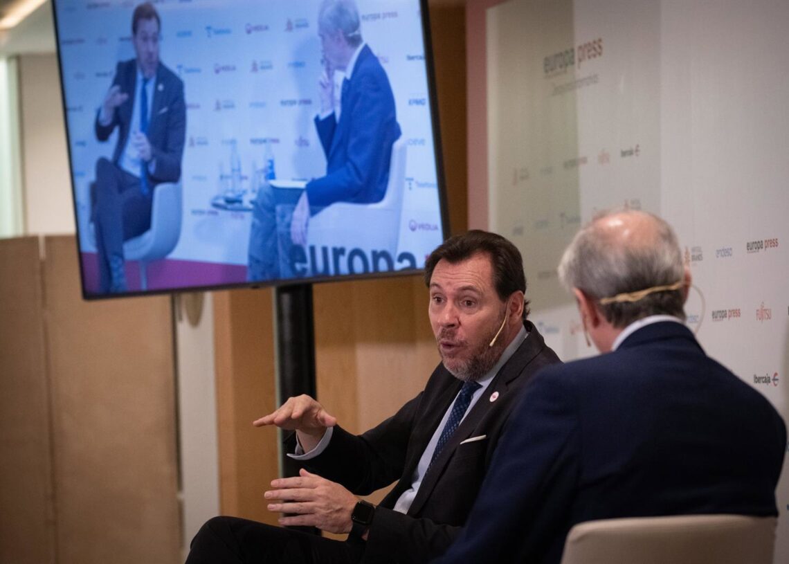 El ministro de Transportes y Movilidad Sostenible, Óscar Puente, y el director de Europa Press, Javier García Vila, durante un desayuno informativo de Europa Press, en el Hyatt Regency Hesperia Madrid, a 17 de noviembre de 2025, en Madrid (España).Fernando Sánchez - Europa Press
