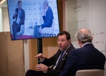 El ministro de Transportes y Movilidad Sostenible, Óscar Puente, y el director de Europa Press, Javier García Vila, durante un desayuno informativo de Europa Press, en el Hyatt Regency Hesperia Madrid, a 17 de noviembre de 2025, en Madrid (España).Fernando Sánchez - Europa Press