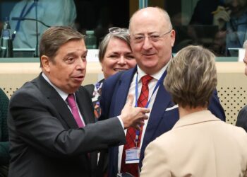 El ministro de Agricultura, Pesca y Alimentación, Luis Planas, junto a los colegas del ramo europeos en una reunión en Bruselas.FRANCOIS LENOIR // EUROPEAN COUNCIL