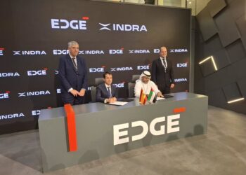 (I-D) El Consejero Delegado De Indra, José Vicente De Los Mozos; El Presidente De Indra, Ángel Escribano, Y El Consejero Delegado De Edge, Hamad Al Marar, Durante La Firma De Los Acuerdos Entre Ambas Empresas En El Salón Aeronáutico De Dubái.EUROPA PRESS